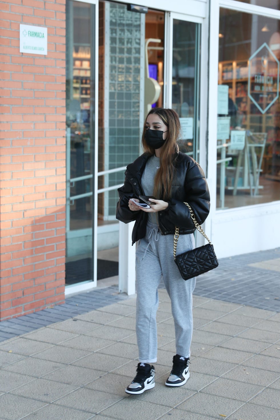 la hija de jesulín y maría josé campanario, con ropa deportiva y mascarilla, tras visitar una farmacia en la capital