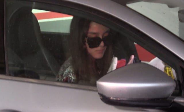 julia janeiro con gafas de sol en el coche
