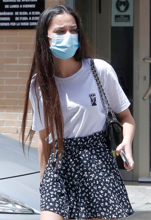 la hija de jesulín y maría josé con una camiseta blanca de manga corta y minifalda negra de flores