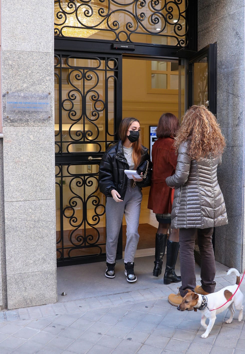 la hija de jesulín y maría josé campanario sale de uan consulta médica