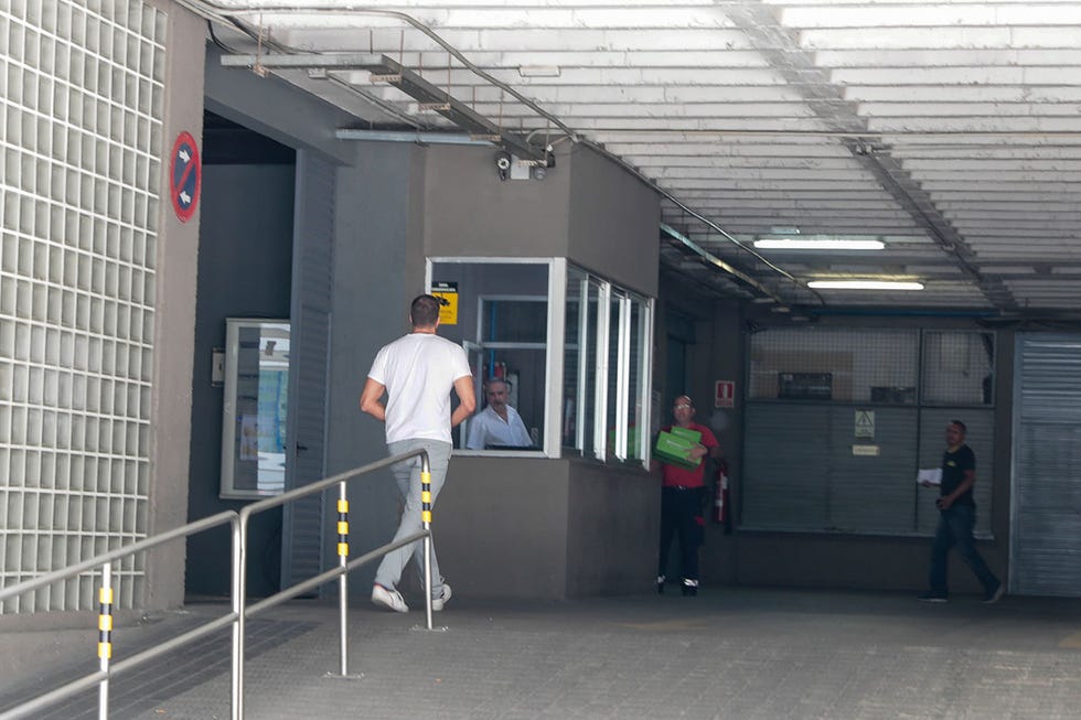 Julian Contreras entrando en su edificio