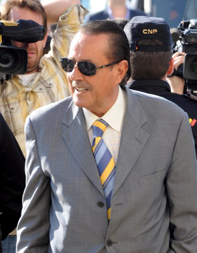 julian munoz, apodado cachuli, con traje gris en una foto de archivo de 2013