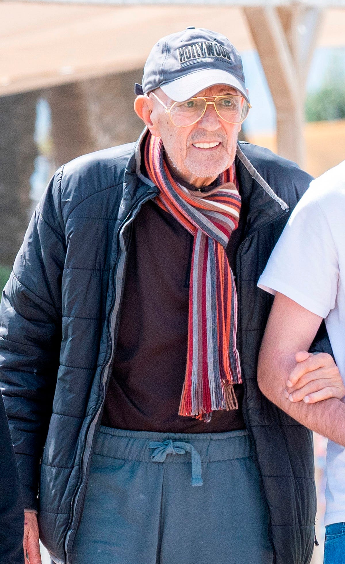 julian munoz, ex alcalde de marbella, muy delicado de salud, pasea por los alrededores de su casa