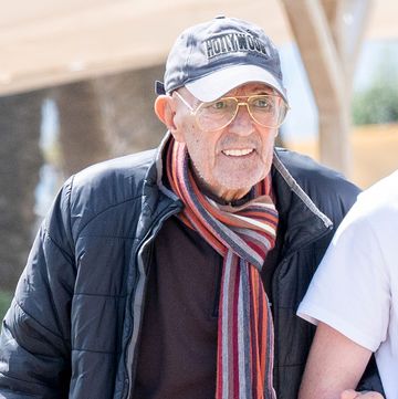 el ex alcalde de marbella, muy delicado de salud, pasea por los alrededores de su casa
