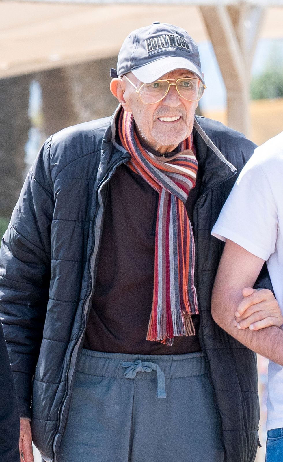 el ex alcalde de marbella, muy delicado de salud, pasea por los alrededores de su casa