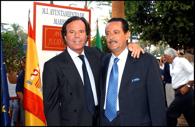 inauguracion de la avenida de julio iglesias en marbella  en la imagen julian muÑoz entregando la placa a julio iglesias
marb  © korpa
17082002
marbella  local caption  inauguration of the avenue de julio iglesias in marbella in this pictured julian muÑoz gives to the plate to julio iglesias