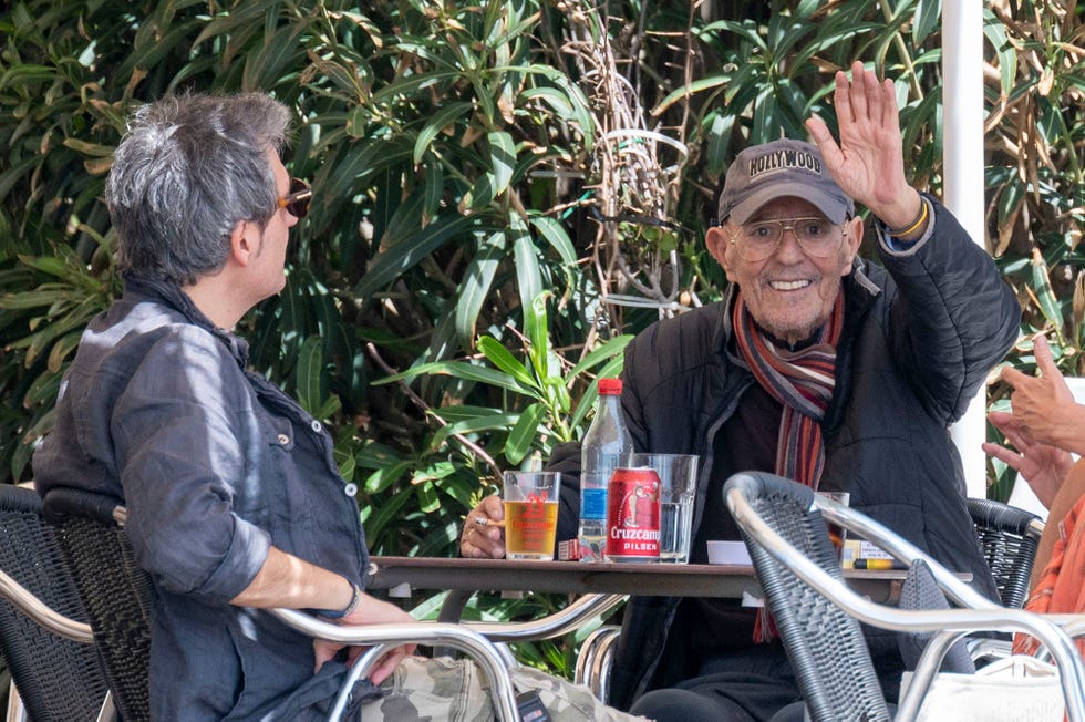 el ex alcalde de marbella en una terraza con el novio de mayte zaldivar