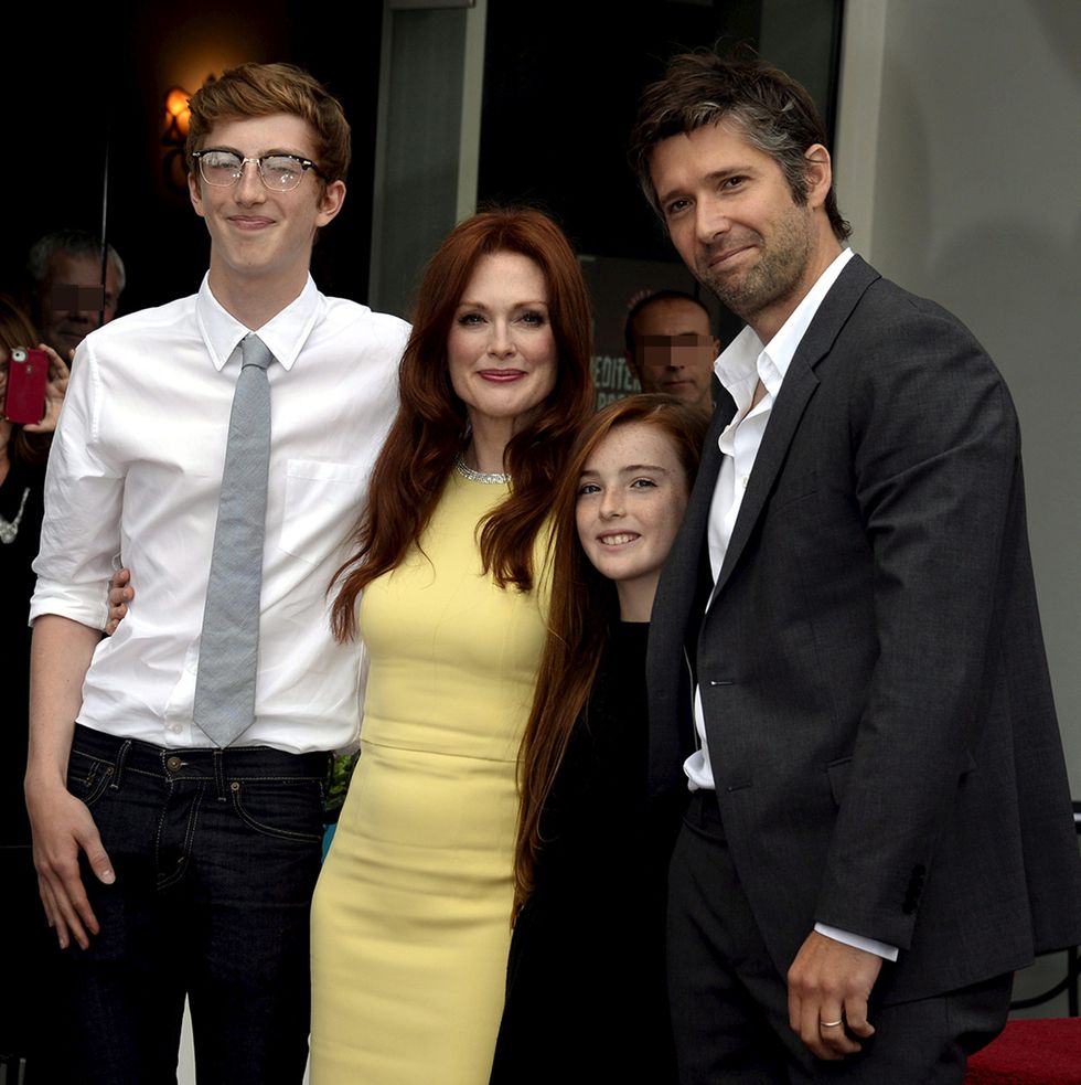 julianne moore con su marido bart freundlich y sus hijos  recibe su estrella en el paseo de la fama de hollywood en 2013
