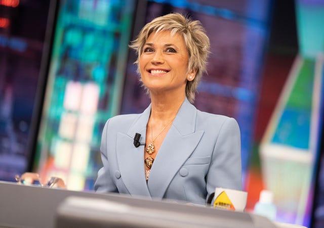 la presentadora con una americana azul y el pelo corto a su paso por 'el hormiguero'