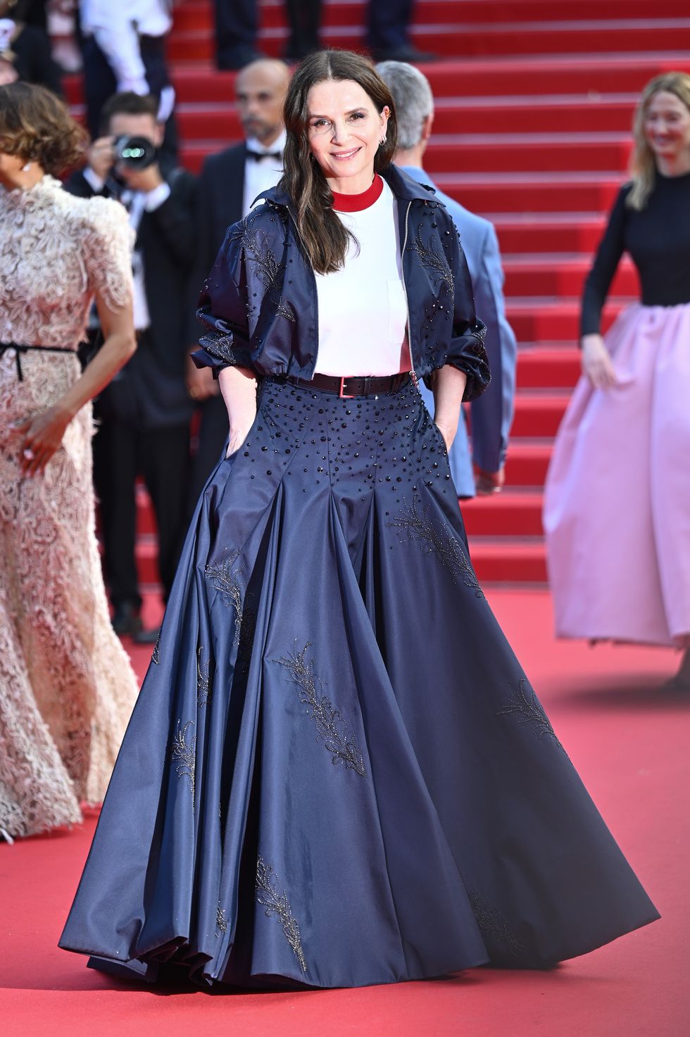 juliette binoche sul red carpet della cerimonia di chiusura del festival di cannes 2025