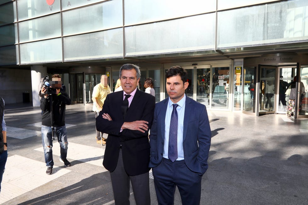 Javier Sánchez Santos y su abogado, a la salida de los Juzgados de Valencia