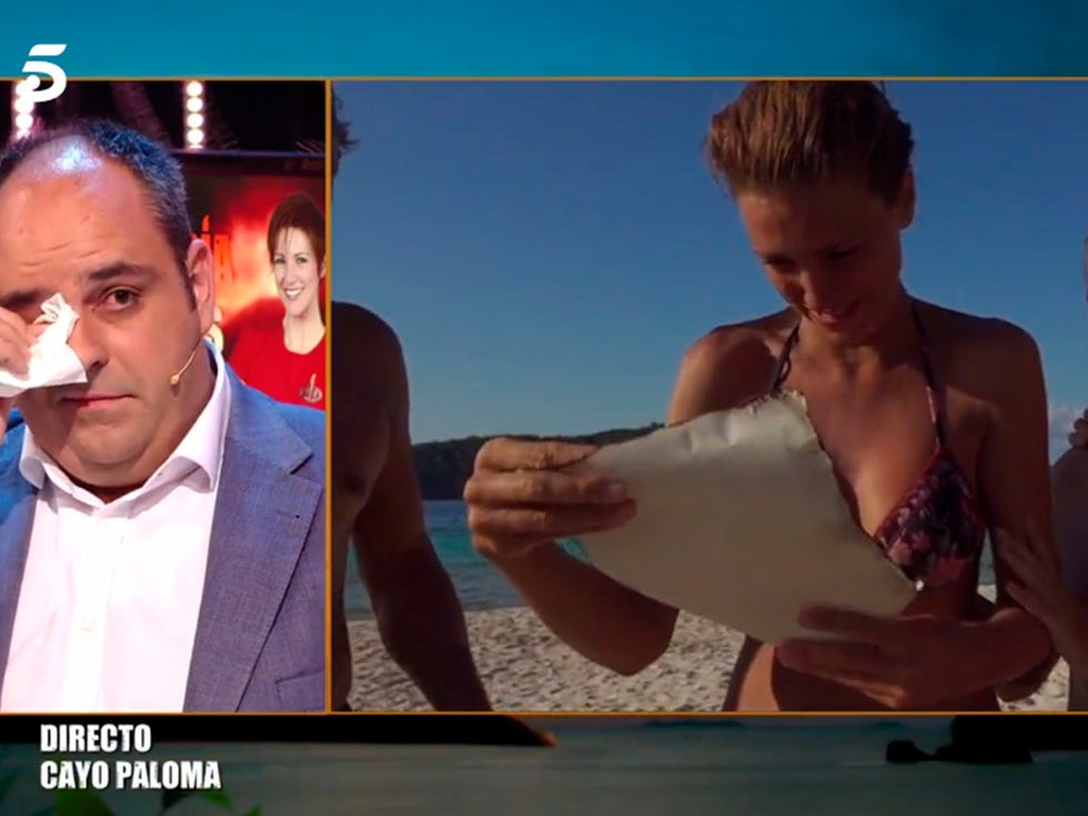 Conversation, Media, Photo caption, Fun, Newscaster, Adaptation, Photography, Television, Screenshot, Smile, 