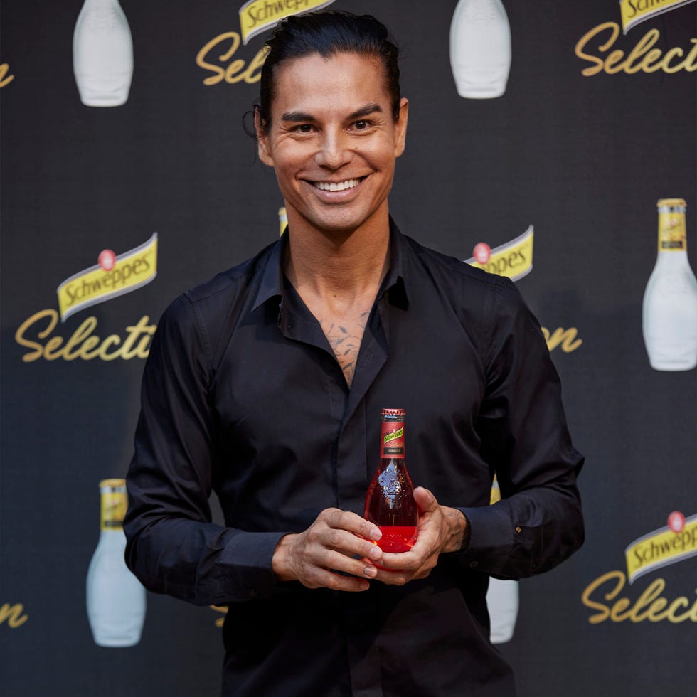 el cantante acude a la clausura del pop up schweppes