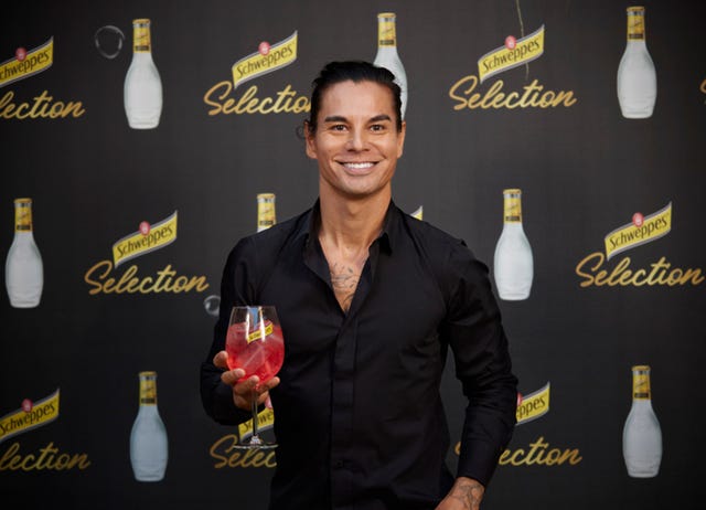 el cantante embajador de schweppes