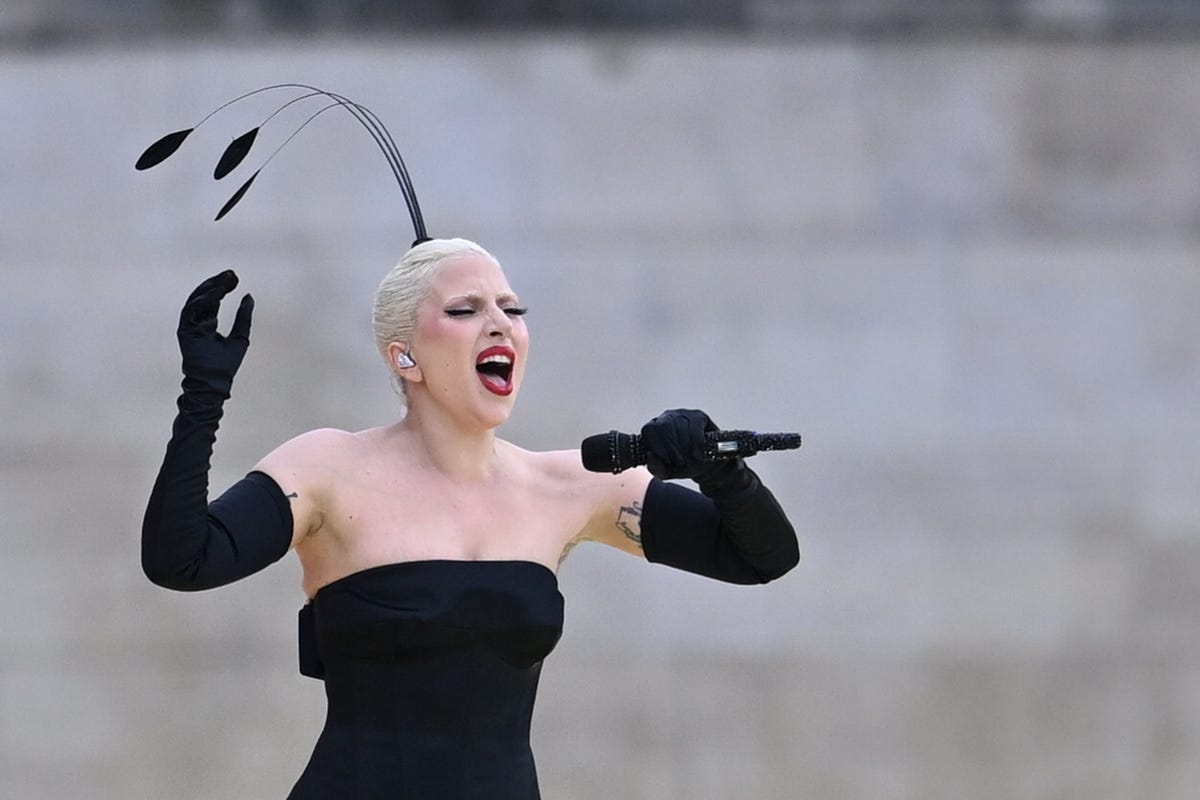 Watch Lady Gagas Olympics Performance Of “mon Truc En Plumes”