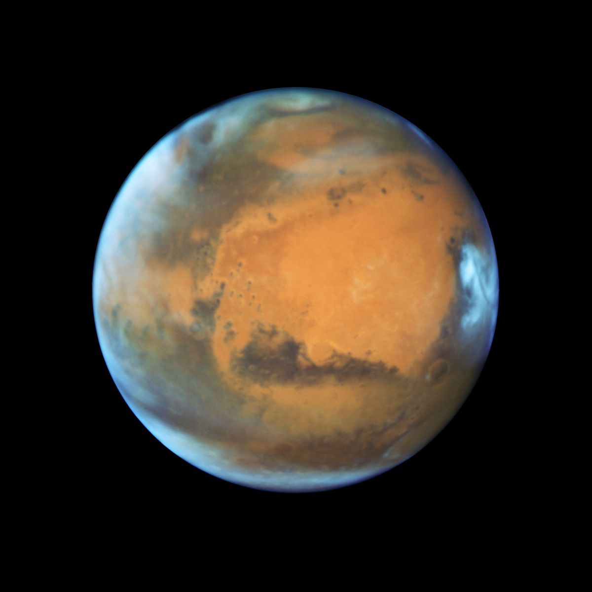 In deze opname die door de ruimtetelescoop Hubble werd gemaakt toen Mars dichtbij de aarde stond zijn landschapskenmerken op de Rode Planeet te herkennen