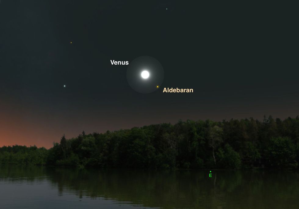 Venus schuift op 14 juli langs de oranjekleurige ster Aldebaran