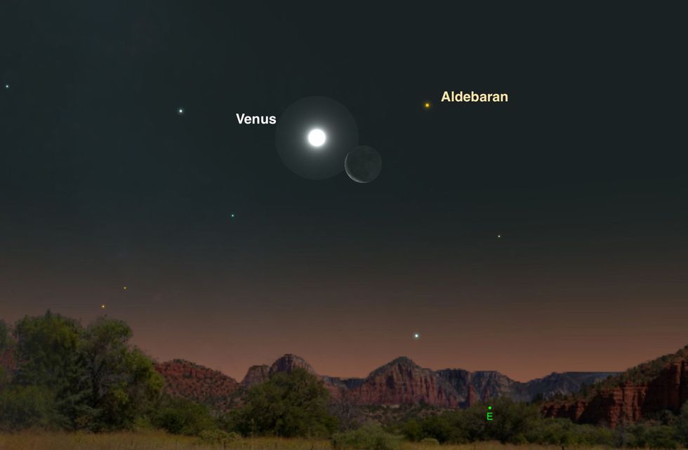 Op 20 juli voegt de sikkel van de maan zich aan de nachthemel bij Venus en Aldebaran