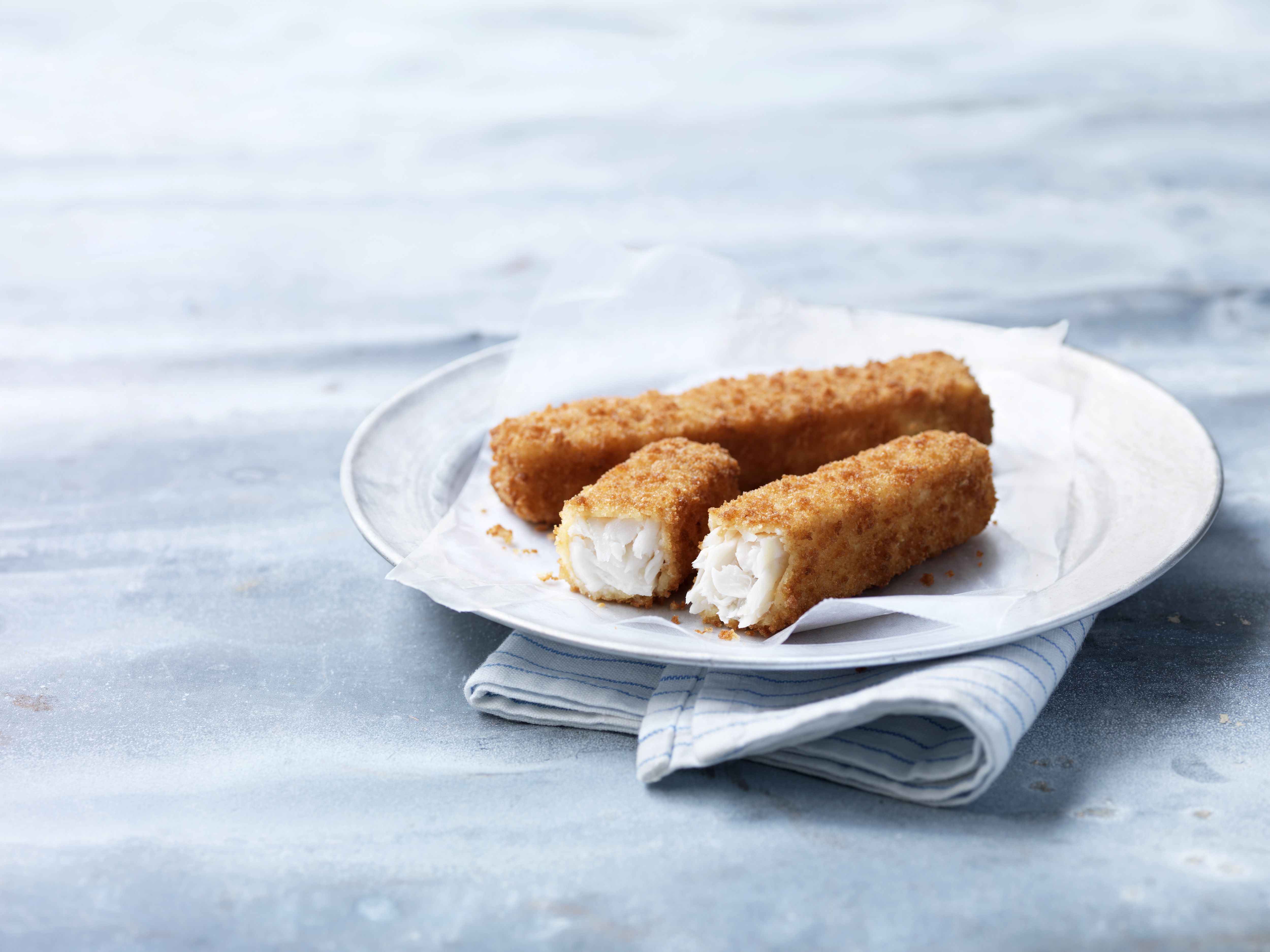 https://hips.hearstapps.com/hmg-prod/images/jumbo-haddock-fish-fingers-royalty-free-image-1640715161.jpg