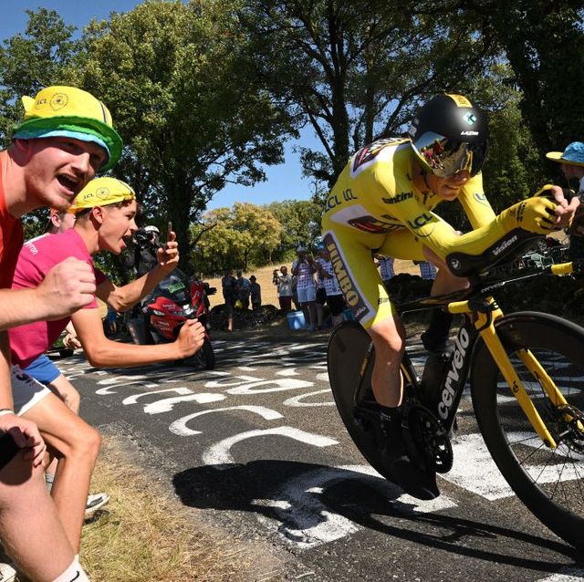 jonas vingegaard in de gele trui tijdens de tijdrit van de tour de france 2022 etappe 20