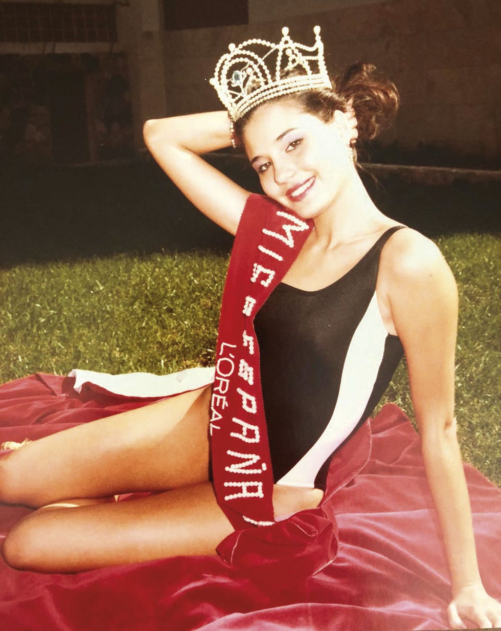 Juncal Rivero posa con su corona de Miss España el día después de su coronación