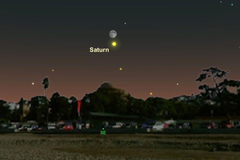 Saturnus en de maan zullen op 27 juni vlak boven de horizon hangen