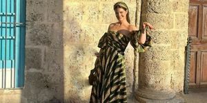 isabelle junot y el vestido de invitada de invierno oliva estilo princesa de firma española