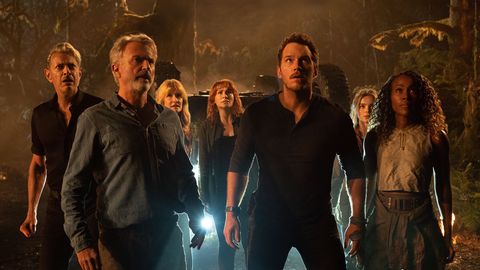 the casts of jurassic park and jurassic world unite in a scene from jurassic world fallen kingdom, the sixth movie if you want to watch the jurassic park movies in order