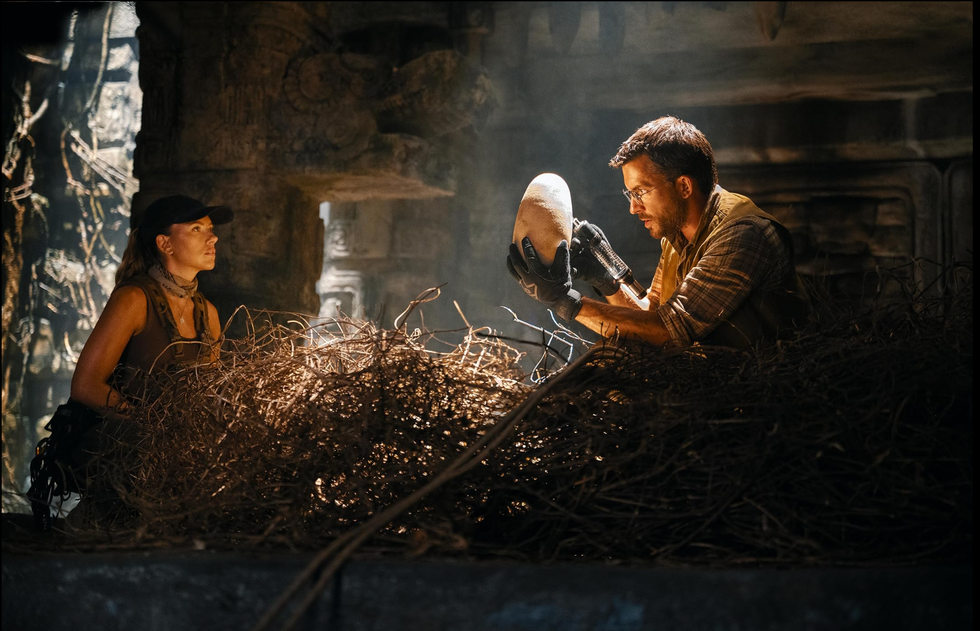 jonathan bailey and scarlett johansson in jurassic world rebirth 2025