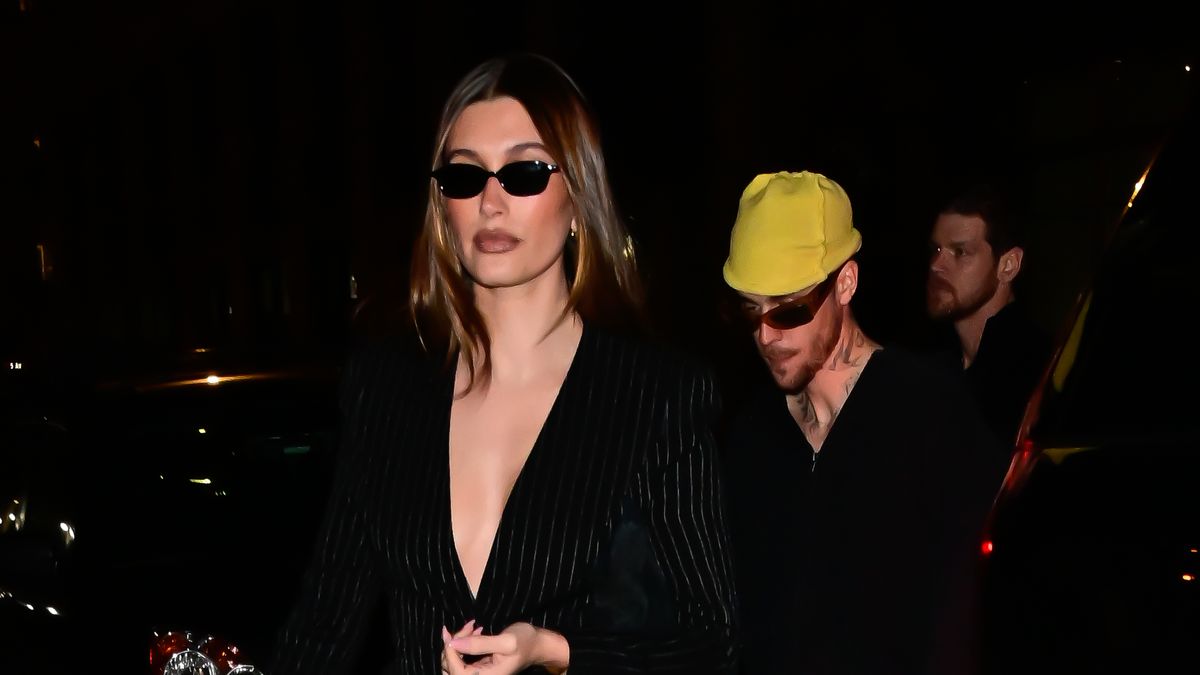 Vista previa de Hailey Bieber sobre desarrollar una rutina, mantenerse conectado a tierra y la doble limpieza | Despertar con | ELLE