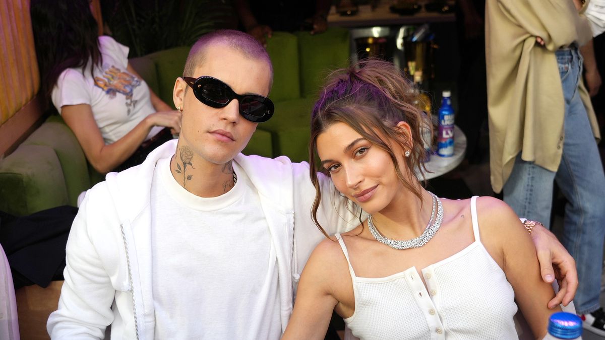 preview for Justin & Hailey Bieber's 'AWKWARD' Reunion With Shawn & Camila Goes Viral!