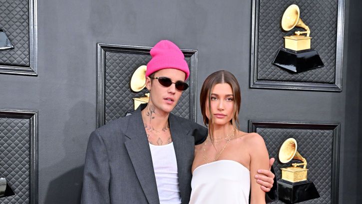 preview for Addison Rae, Justin & Hailey Bieber Pack On PDA At The Grammys 2022 Red Carpet!