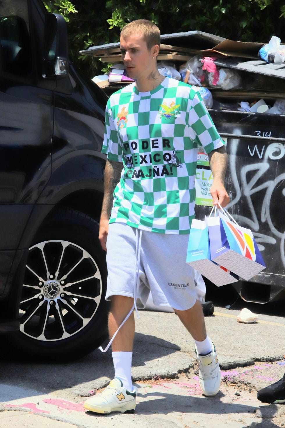 justin bieber wearing aime leon dore new balance 550 sneakers