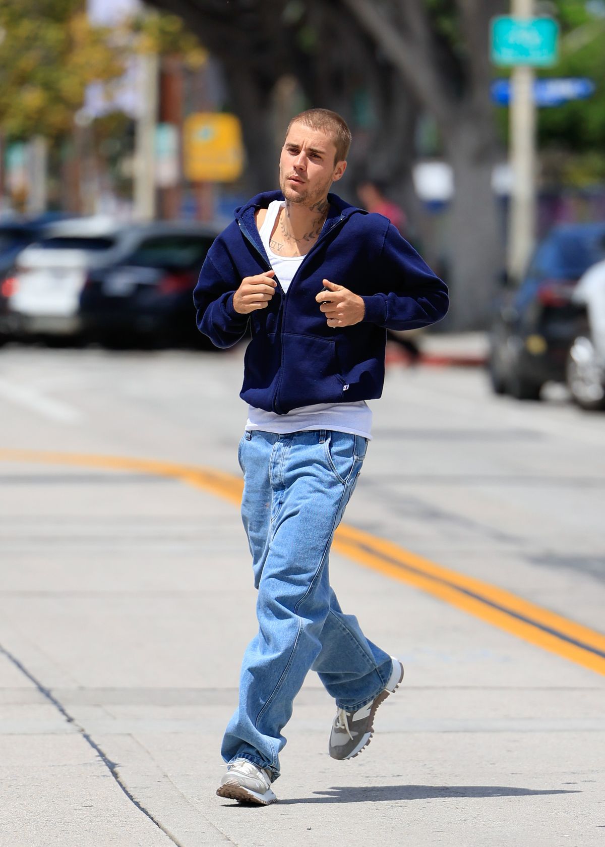 afskaffet Milestone Kviksølv Justin Bieber Ran Through the Streets of LA in Baggy Blue Jeans