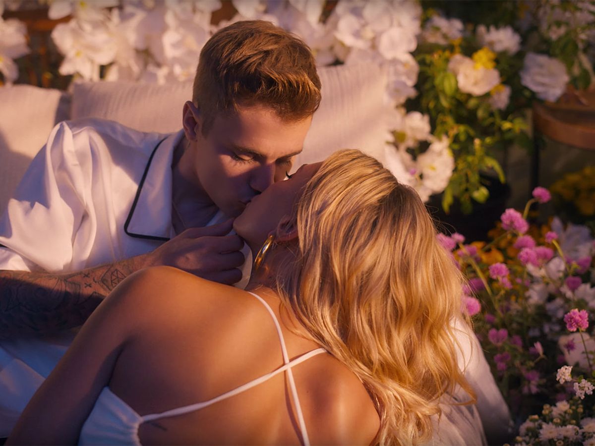 1200px x 900px - See Hailey Baldwin and Justin Bieber Kiss and Show PDA in '10,000 Hours'  Music Video - Song Lyrics