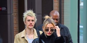 Justin Bieber en Hailey Bieber lopen samen in New York City