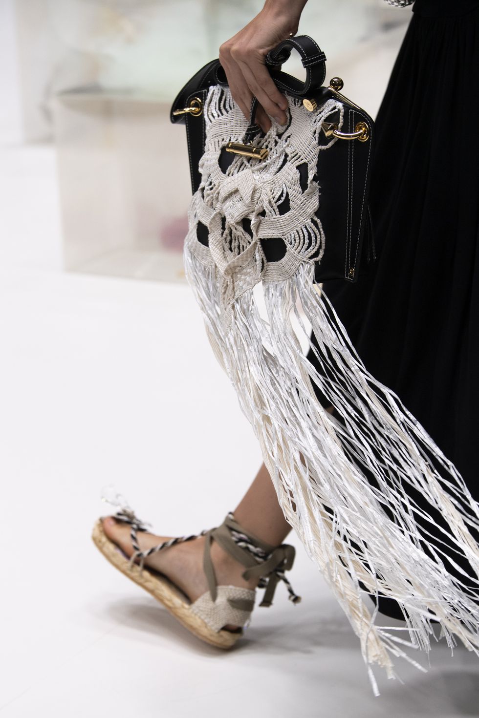 【倫敦時裝週】JW Anderson 這件女神Bra太時尚！還有水晶耳環、水晶鞋⋯ 全是本季必收的可愛配飾