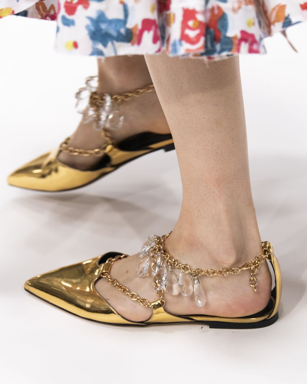 【倫敦時裝週】JW Anderson 這件女神Bra太時尚！還有水晶耳環、水晶鞋⋯ 全是本季必收的可愛配飾