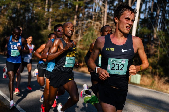 conner mantz leading the men's field at the usaft half marathon in december 2021