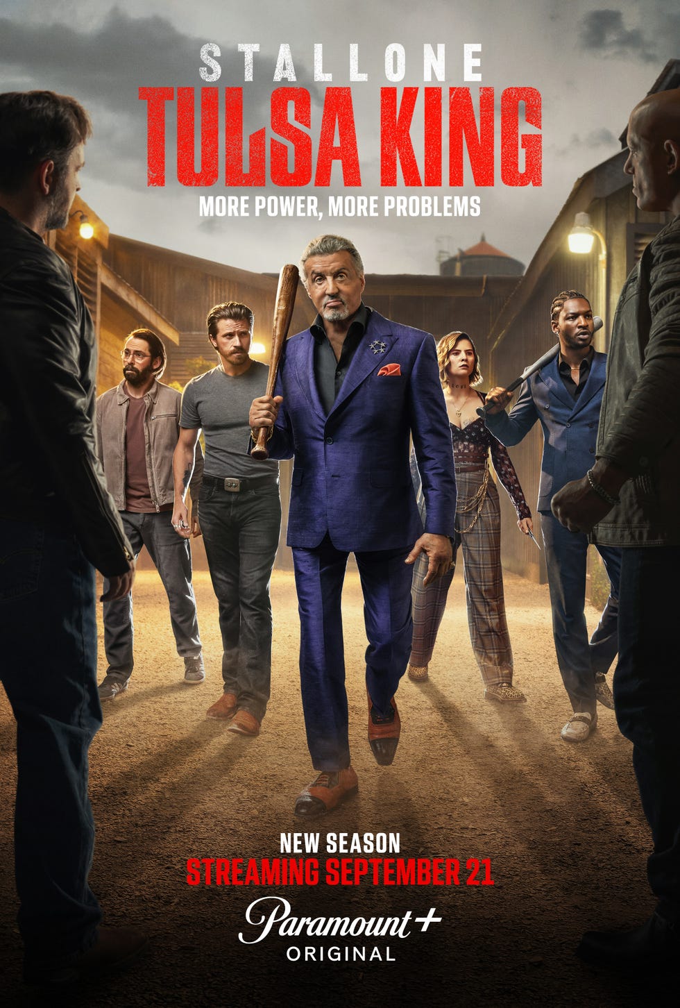 martin starr como bodhi, garrett hedlund como mitch, sylvester stallone como dwight manfredi, mckenna quigley harrington como grace y jay will como tyson en el arte clave de la quinta temporada de la serie original de paramount+ tulsa king. crédito de la foto: art streiber/paramount+. ©2025 viacom international inc. todos los derechos reservados.