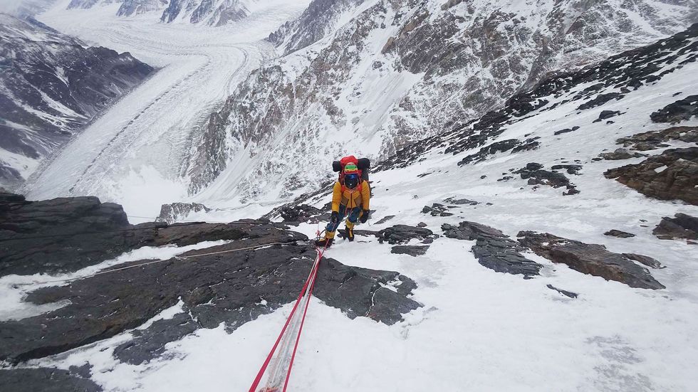 Adam Bielecki navigeert op een steile helling op de Cesen Spur route