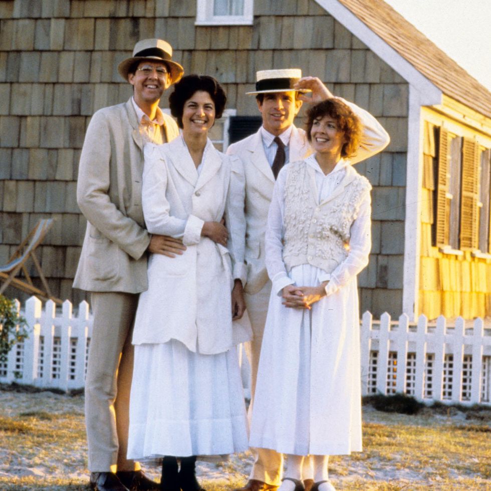 edward herrman, maureen stapleton, warren beatty, and diane keaton in character for reds, they stand outside a beach house smiling
