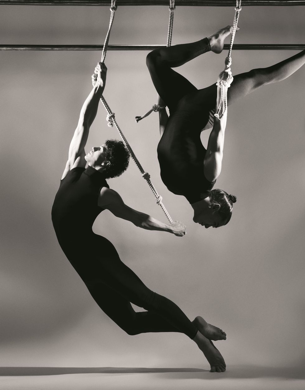 Static trapeze, Acrobatics, Aerialist, Performance, Trapeze, Circus, Athletic dance move, Black-and-white, Photography, Rope climbing, 