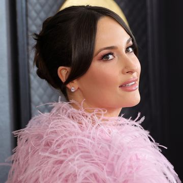 kacey musgraves in pink feather cape at grammys