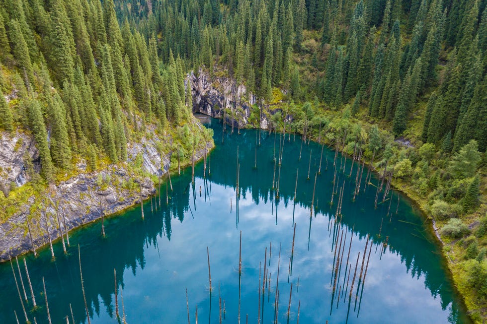 kaindymeer in kazachstan, een van de mooiste meren ter wereld