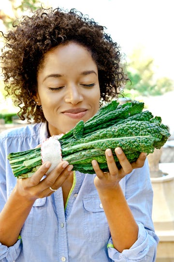 Mujer con un manojo de kale