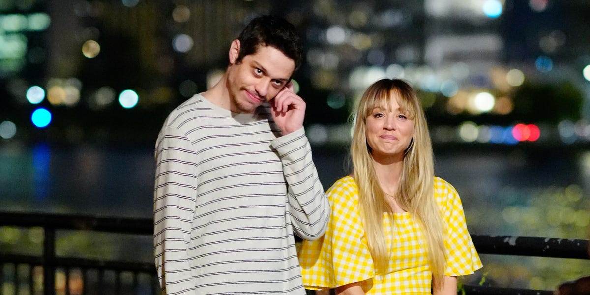 Kaley Cuoco hand in hand gespot met komediant Pete Davidson