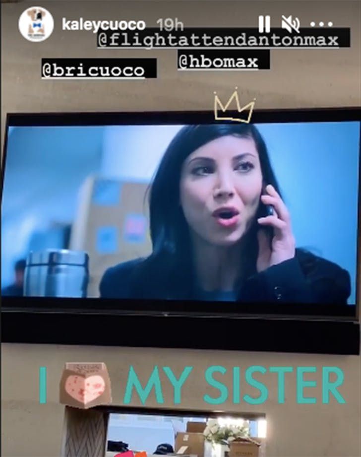 kaley cuoco comparte en sus stories de instagram una imagen de 'the flight attendant' donde se ve a su hermana, briana cuoco