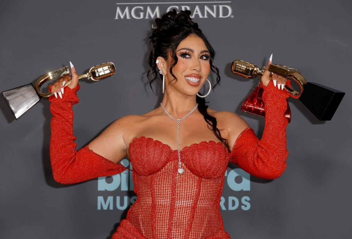 Kali Uchis Shows 🔥 Abs, Underboob In Shredded Bodysuit In IG Pics