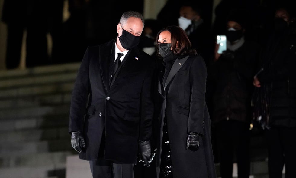 kamala harris con abrigo y un vestido negros de sergio hudson en la inauguración de la presidencia de joe biden